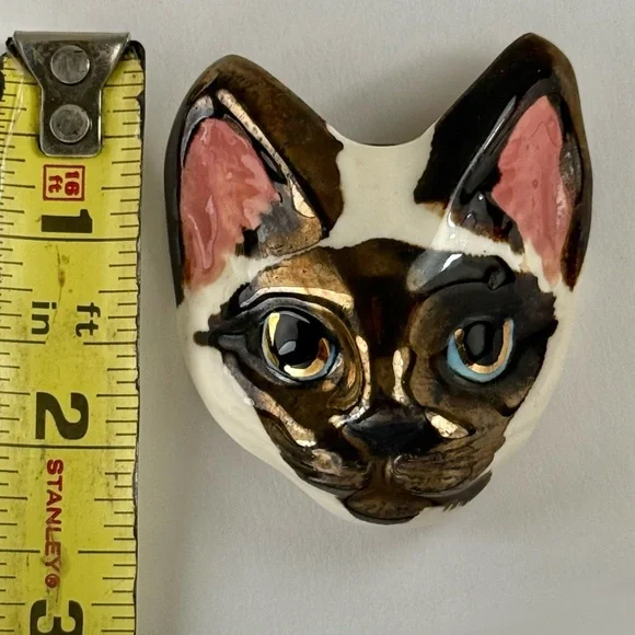KM Hawaii Cat Brooch Vintage 1988 Signed Maui Hand Painted Ceramic - Picture 3 of 5